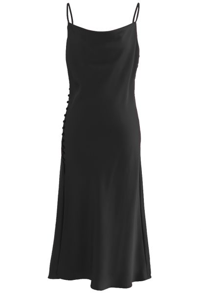فستان من الساتان بحاشية منقسمة وأزرار جانبية باللون الأسود