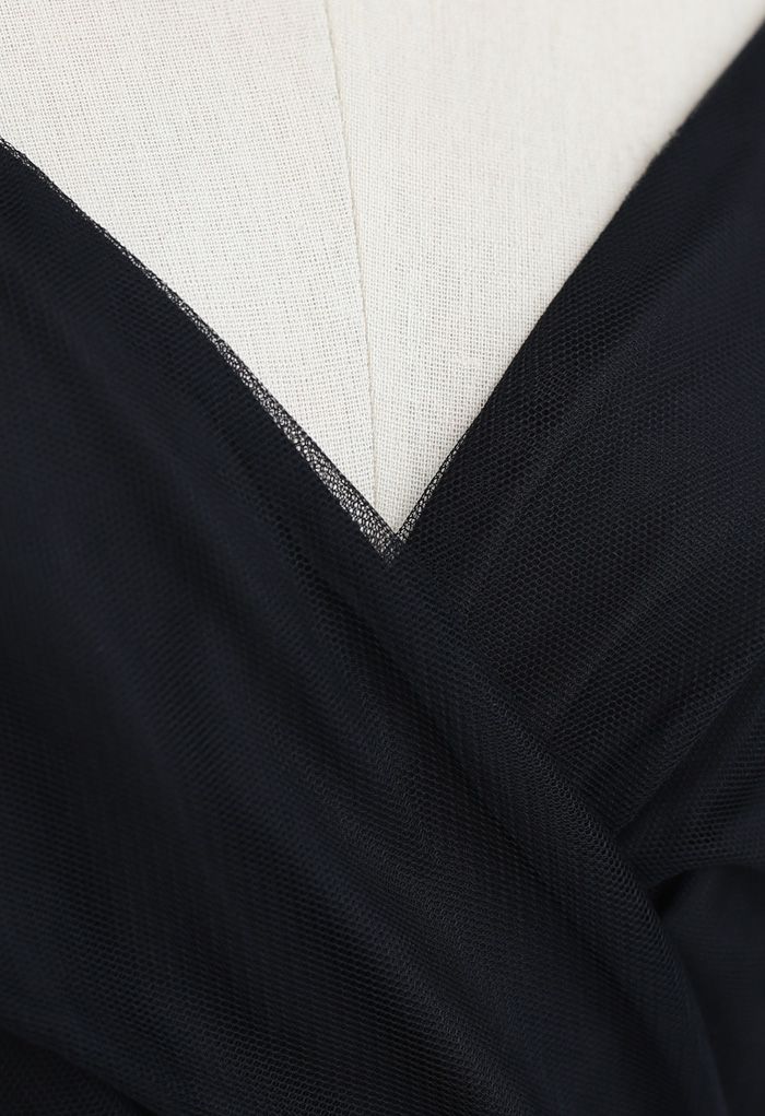 فستان قصير بتصميم ملفوف من القماش الشبكي ميدي باللون الأسود