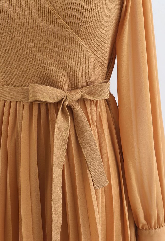 فستان متوسط الطول بتصميم ملفوف وربطة عنق ذات ثنيات وربطة عنق متماسكة بلون الكراميل