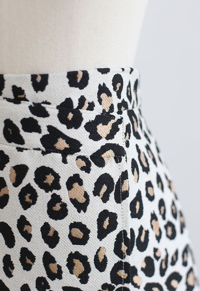 تنورة قصيرة مذهلة من قماش الجاكار بطبعات الفهد