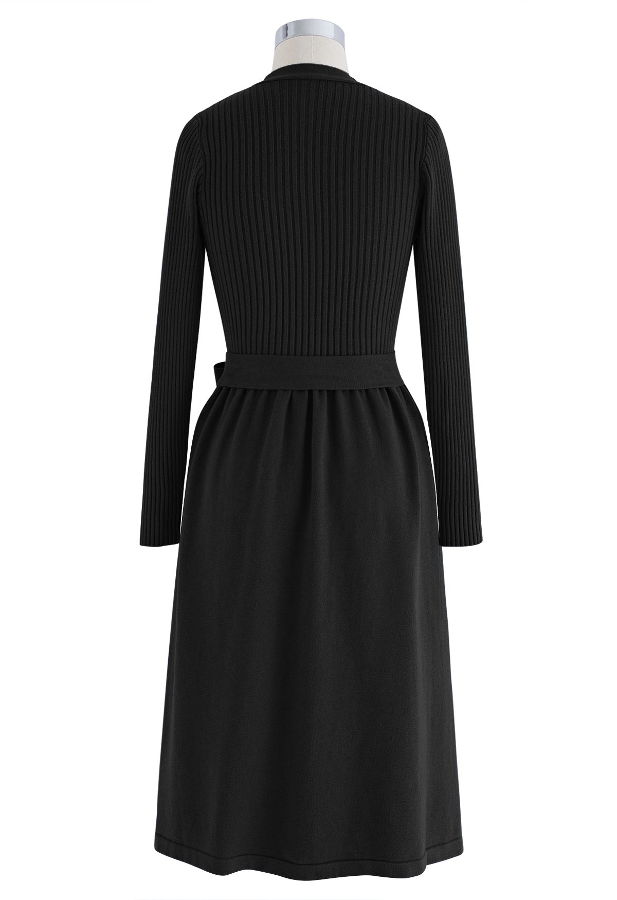 فستان محبوك بياقة على شكل V وأزرار على الخصر باللون الأسود