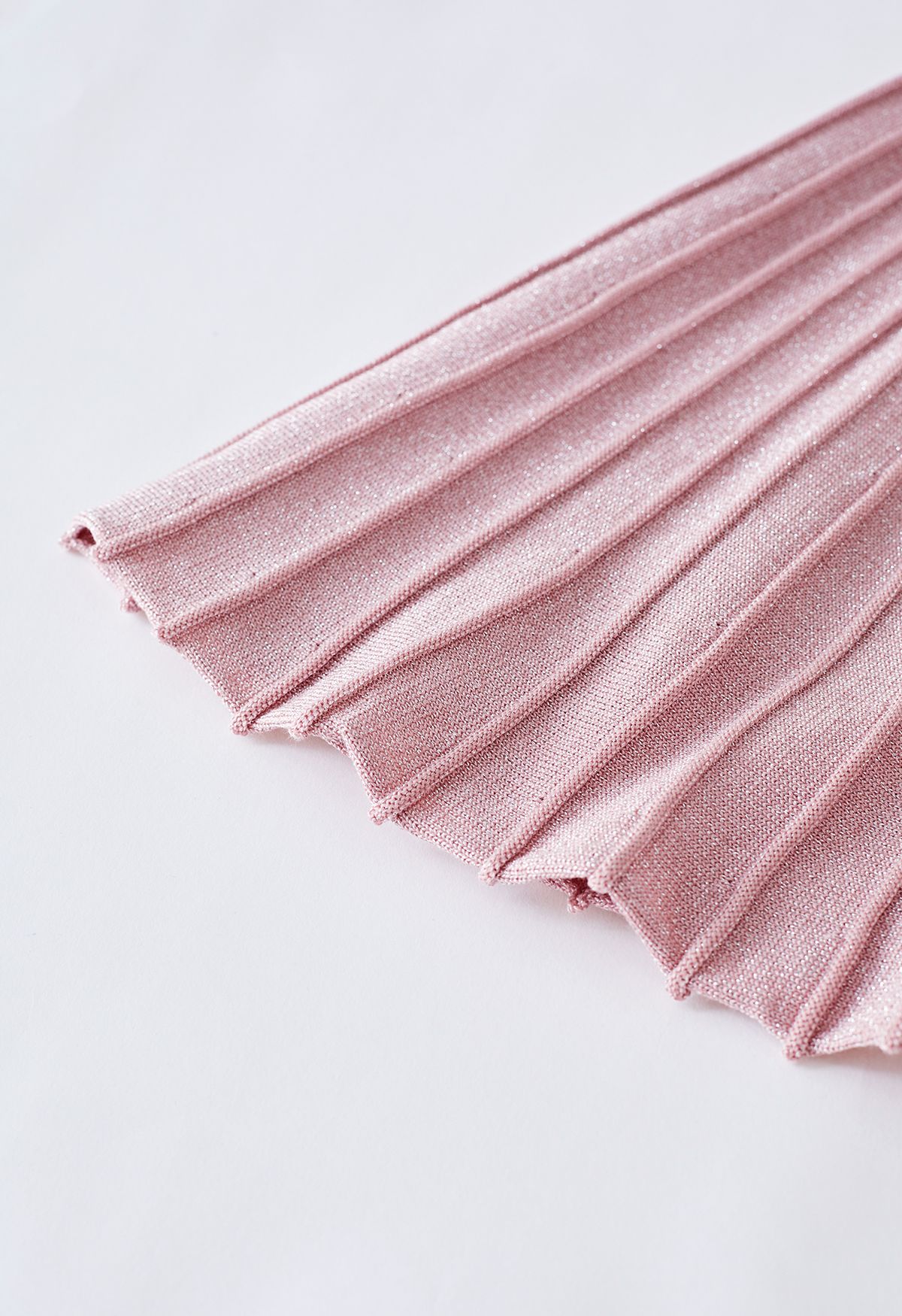 طقم من بلوزة ملفوفة مضلعة متلألئة وتنورة مطوية باللون الوردي