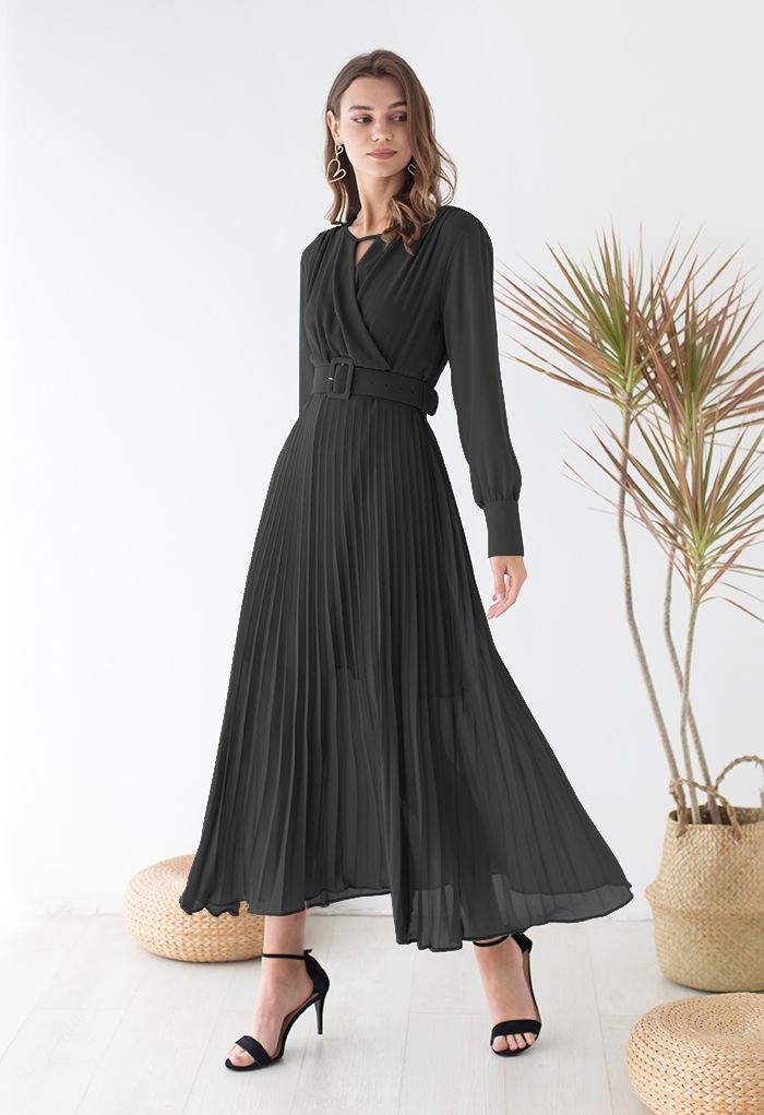 فستان طويل من الشيفون بتصميم ملفوف وطيات باللون الأسود