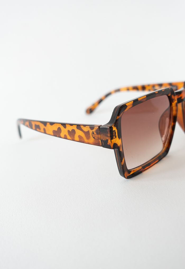 نظارة شمسية بإطار مربع كامل الحواف باللون الفهد