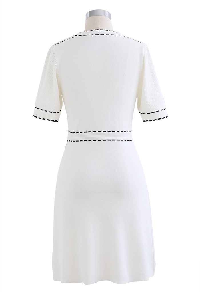 فستان محبوك بأزرار أنيقة للغاية باللون الأبيض