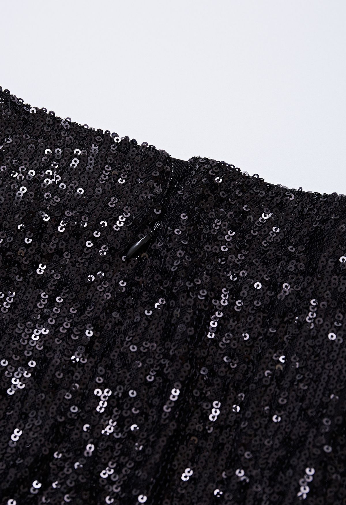تنورة حورية البحر متوسطة الطول مزينة بالترتر اللامع باللون الأسود