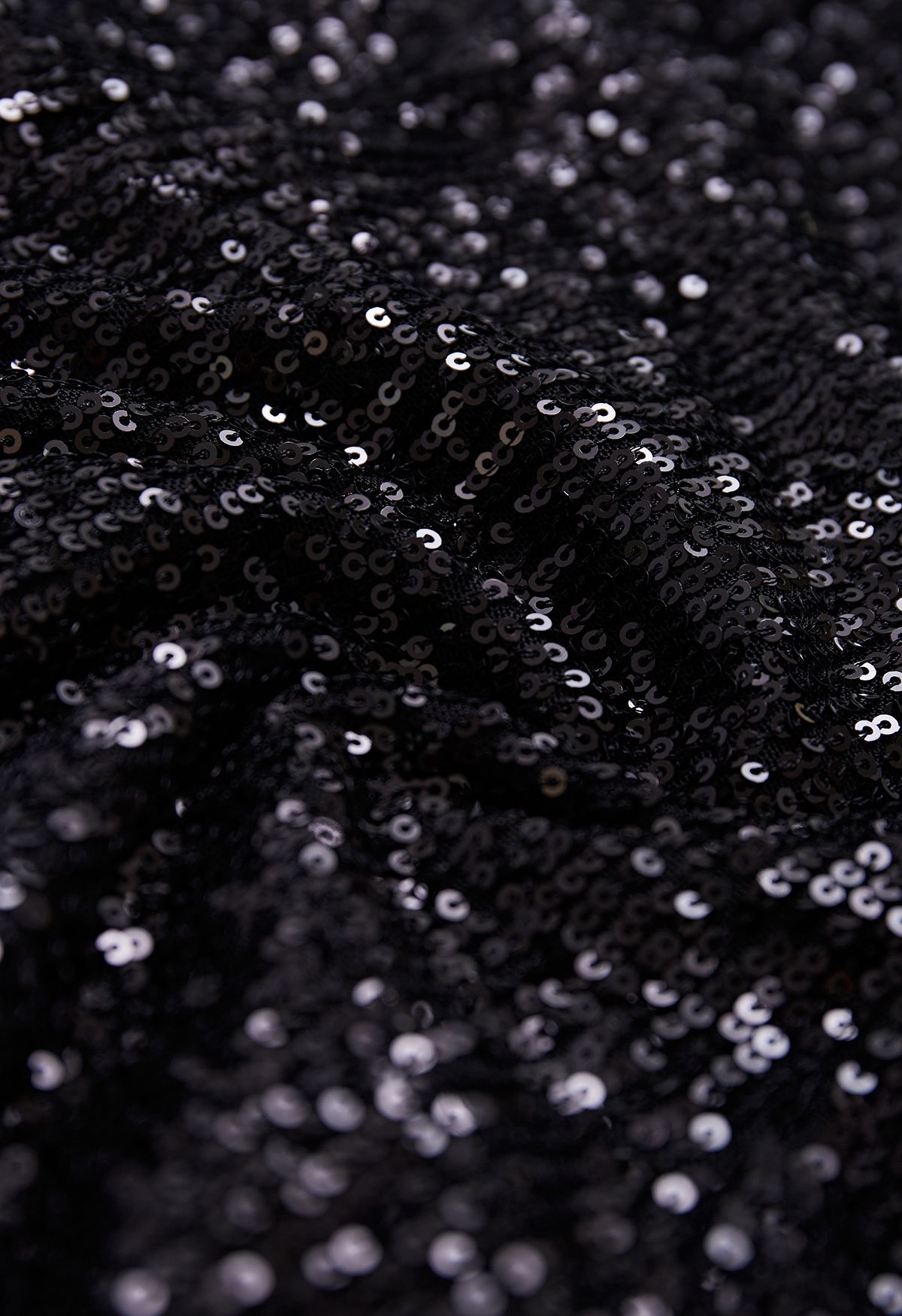 تنورة حورية البحر متوسطة الطول مزينة بالترتر اللامع باللون الأسود