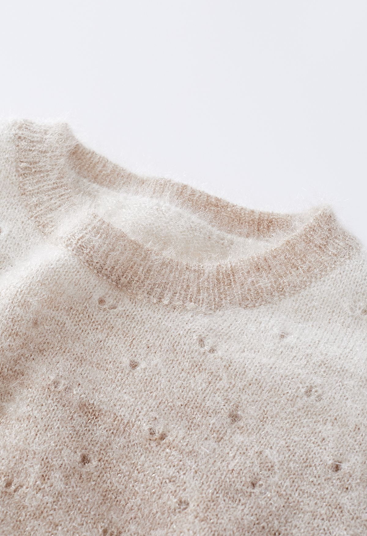 Ombre Eyelet Fuzzy Crop Sweater بلون أسمر فاتح