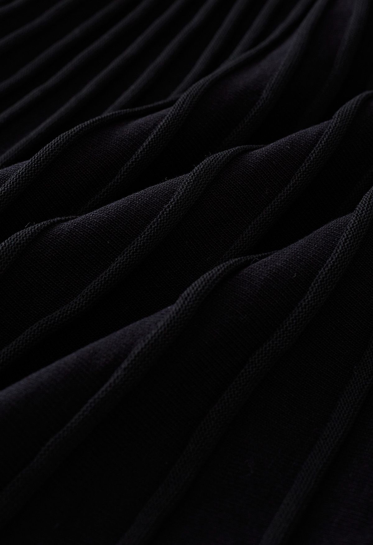 فستان منسوج بطيات بلون مغاير وحزام باللون الأسود