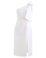 فستان بفيونكة وشق مائل باللون الأبيض