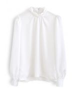قميص ساتان بياقة موكيه مزين بالخرز باللون الأبيض