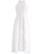فستان ماكسي بياقة مرتفعة وشراشيب من الريش الراقص باللون الأبيض